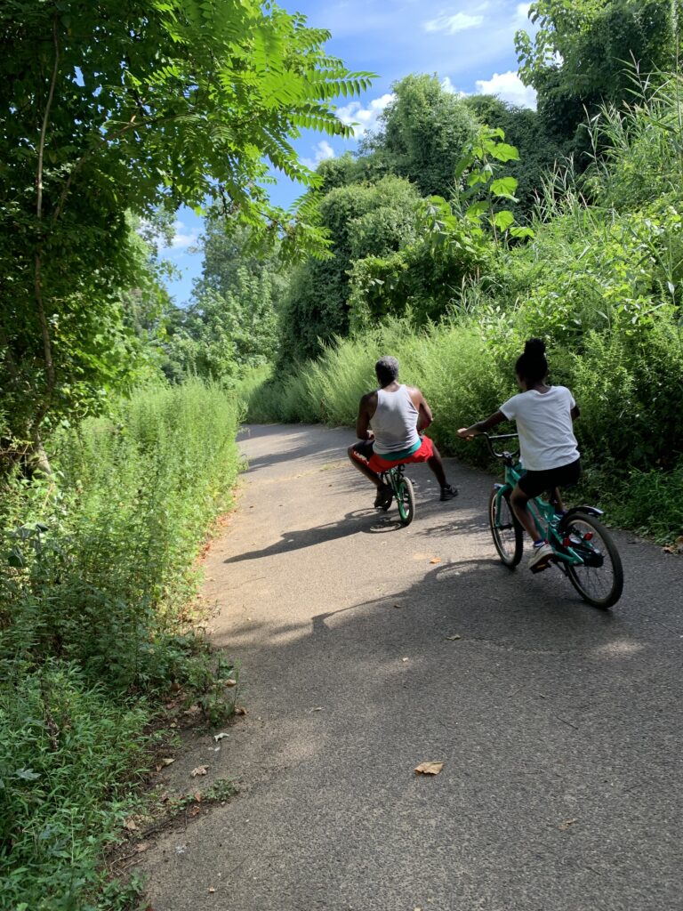Bike trail at Hartshorne Woods Park
